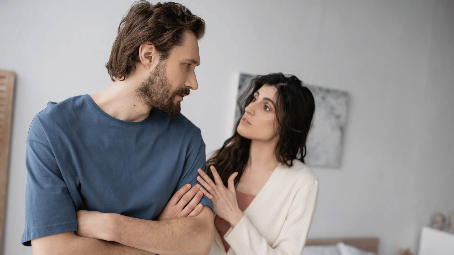 man ruining a good first impression by crossing his arms