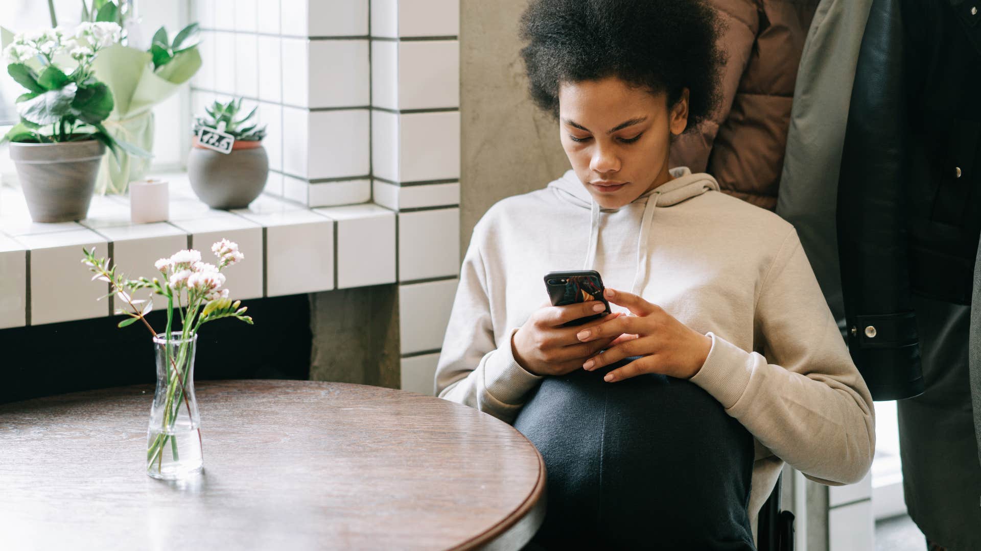 people who never post their personal life online usually share these sneaky habits they like to be mysterious