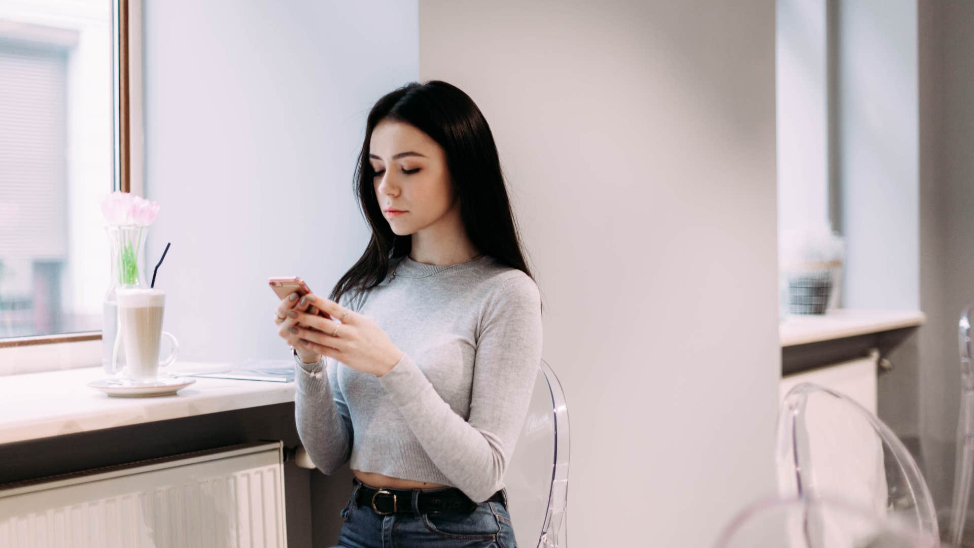 people who never post their personal life online usually share these sneaky habits they practice digital boundaries