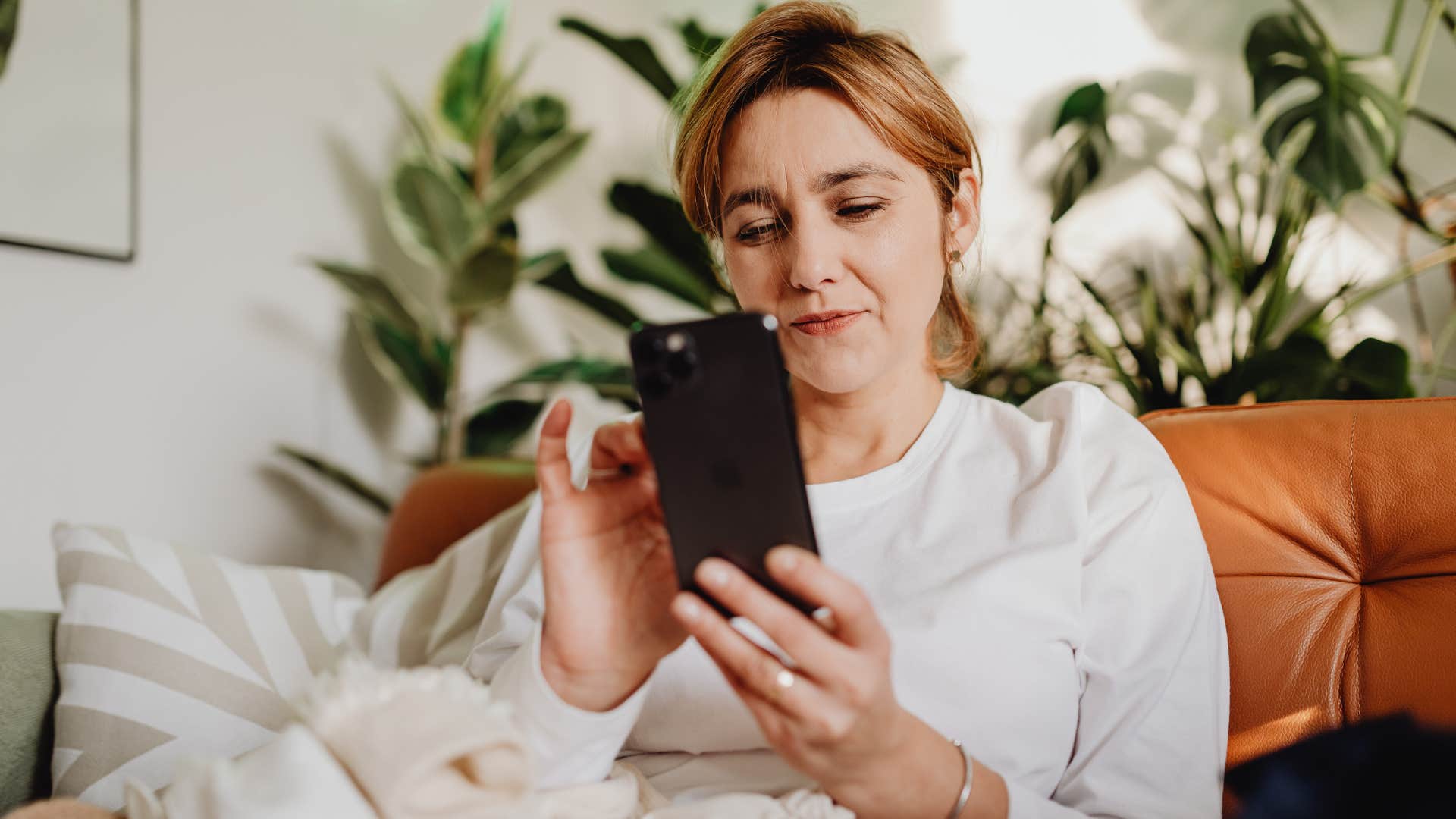 people who never post their personal life online usually share these sneaky habits they scroll even if they dont post