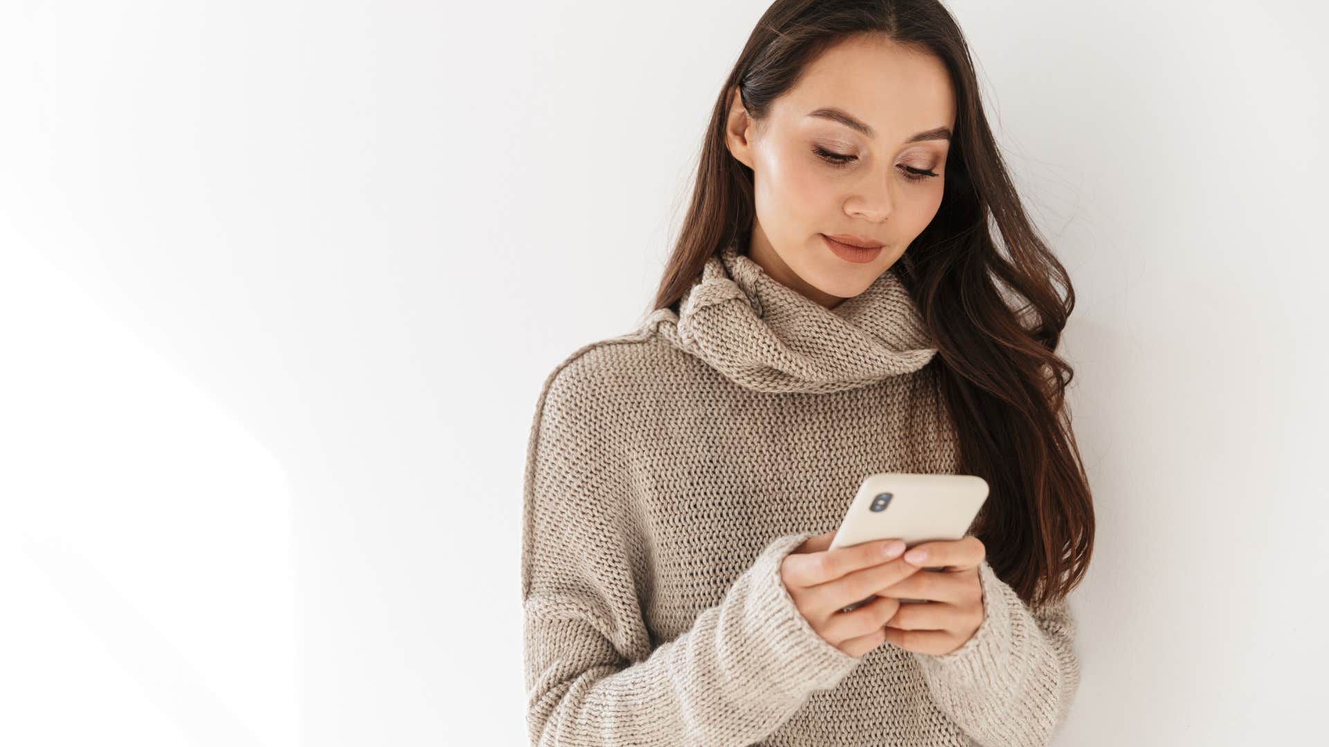 people who never post their personal life online usually share these sneaky habits they still use social media to socialize 
