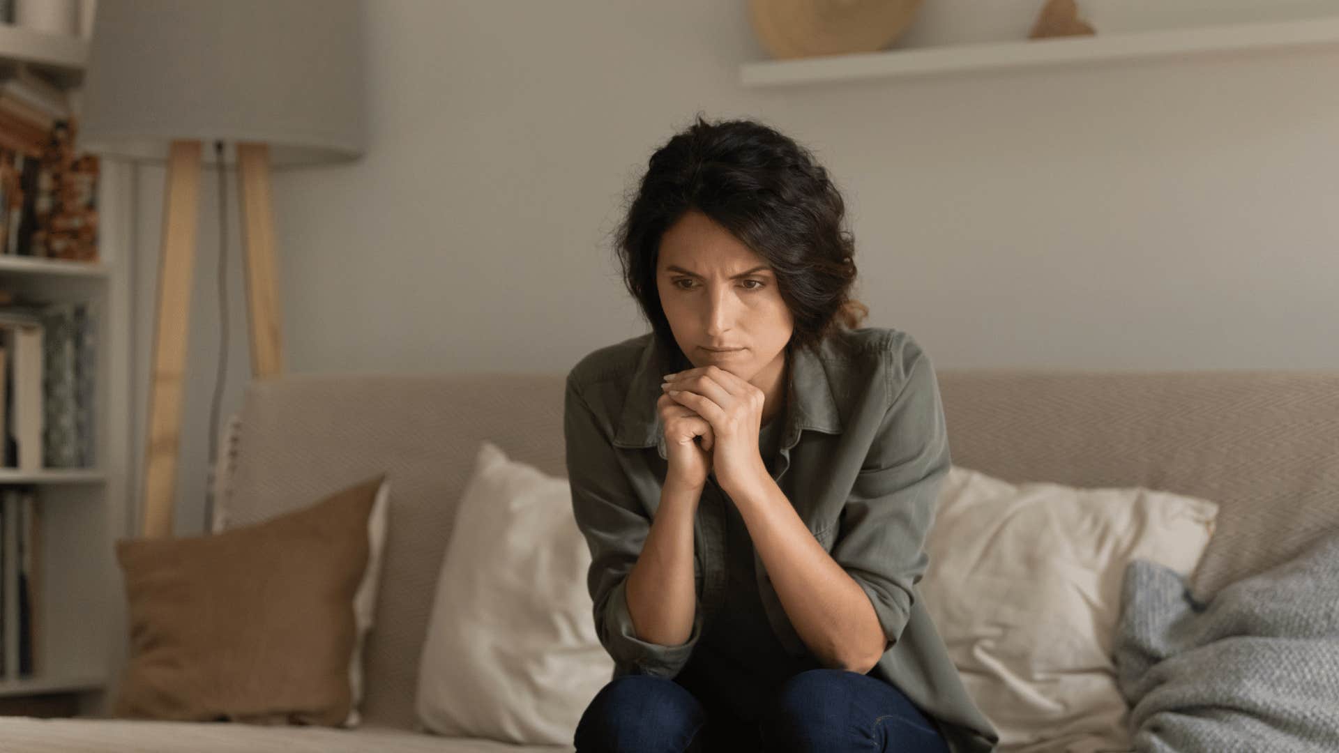 woman worried about money because she has no financial goals
