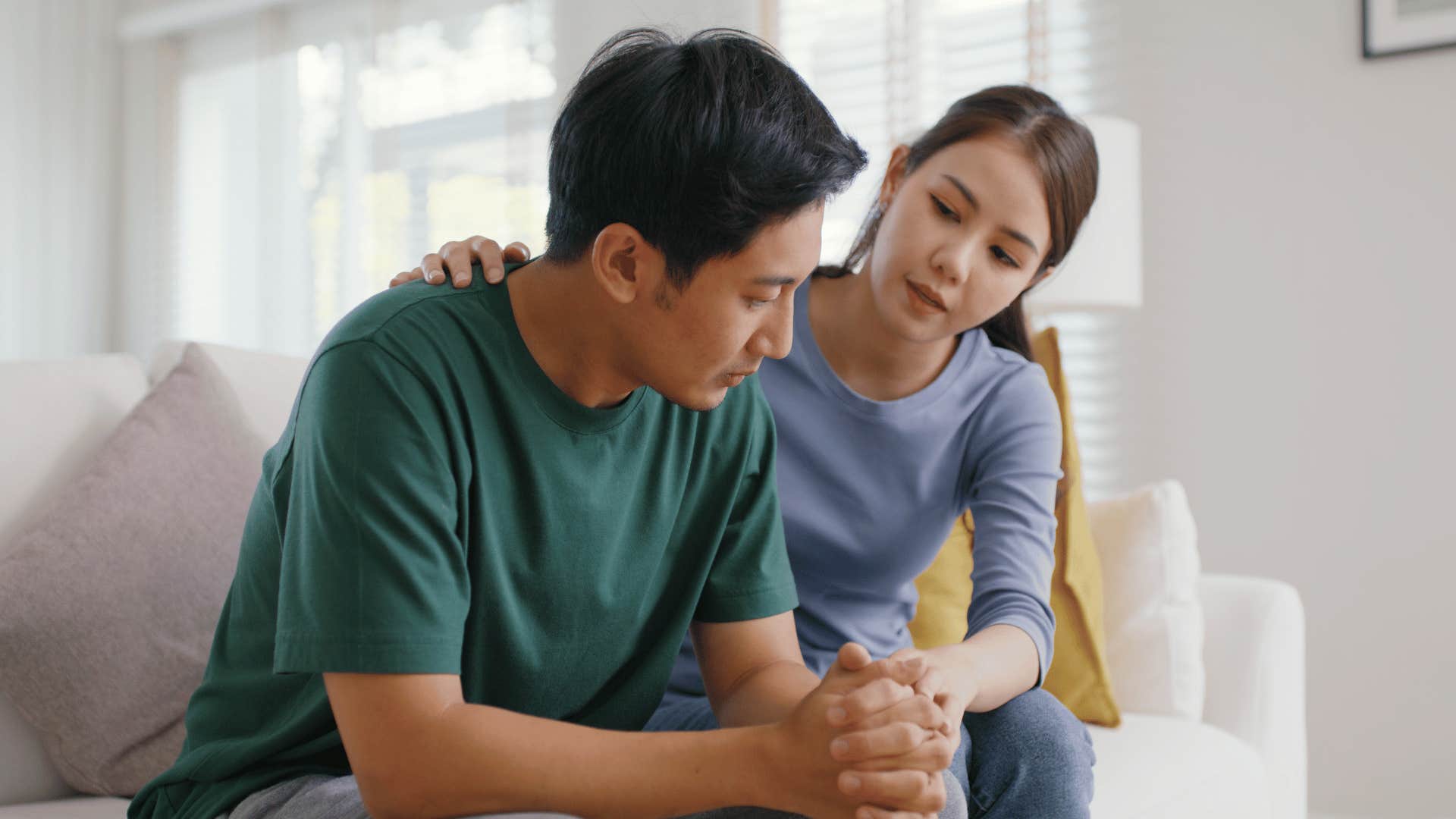 Man whose parents did an exceptional job raising him apologizing to his girlfriend